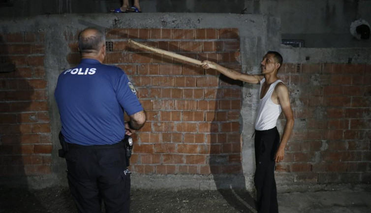 Polise halktan sopalı destek