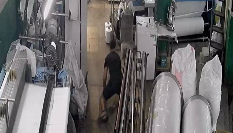 Telefonunu çaldığı tekstil işçisine silah doğrultan şüpheli yakalandı