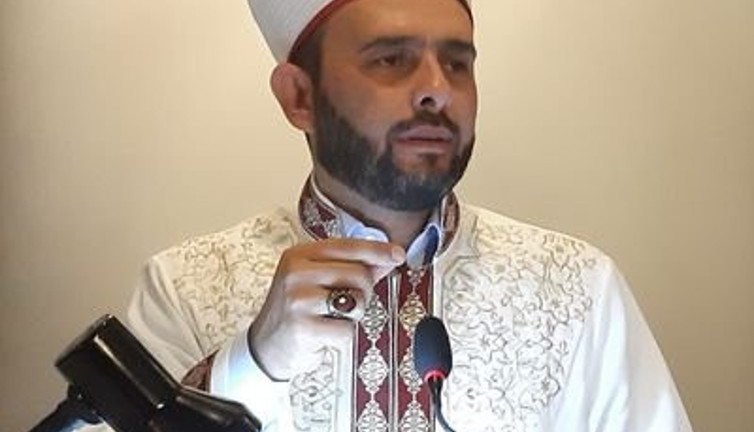 Yurt dışına giden doktorlarımıza hain diyen hoca dediğine diyeceğine pişman oldu. Sosyal medyadan tepkiler çığ gibi büyüdü