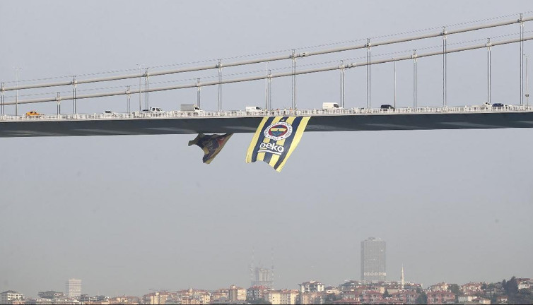Fenerbahçe bayrakları köprülere asıldı
