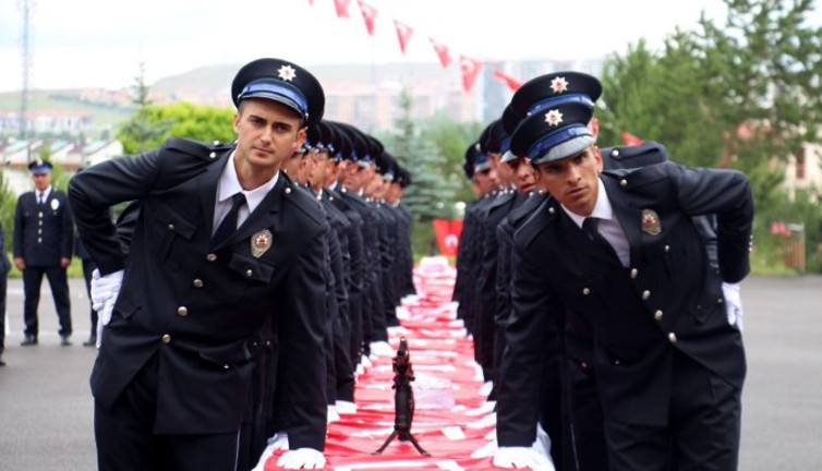 Validen polis adaylarına Cemaatlerden ve tarikatlardan uzak durun çağrısı