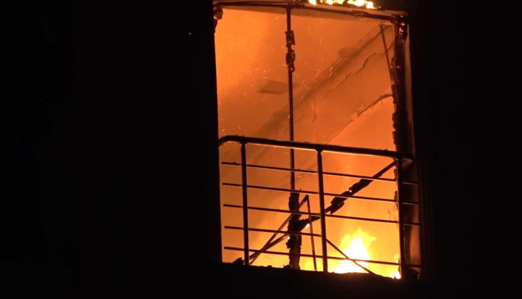 Alevler mahalleliyi sokağa döktü. Yangında can pazarı