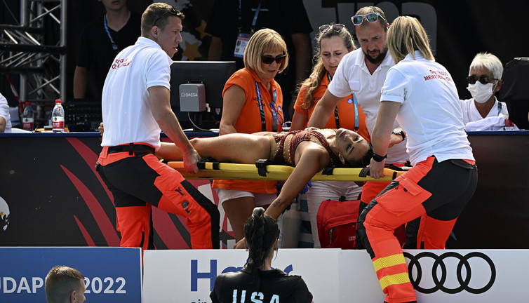 Milli yüzücü havuzda boğuluyordu. Koçu havuza atlayıp kurtardı