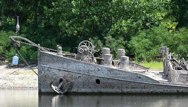 İkinci Dünya Savaşı sırasında batmıştı. Bir anda suyun üstüne çıktı
