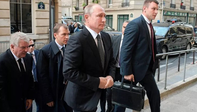 Putin’in en yakınındaki isim başından vuruldu. Nükleer kodların olduğu çantayı taşıyordu