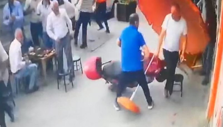 Gazla freni karıştırdı iki gün önce aldığı motosikletle çay ocağına daldı