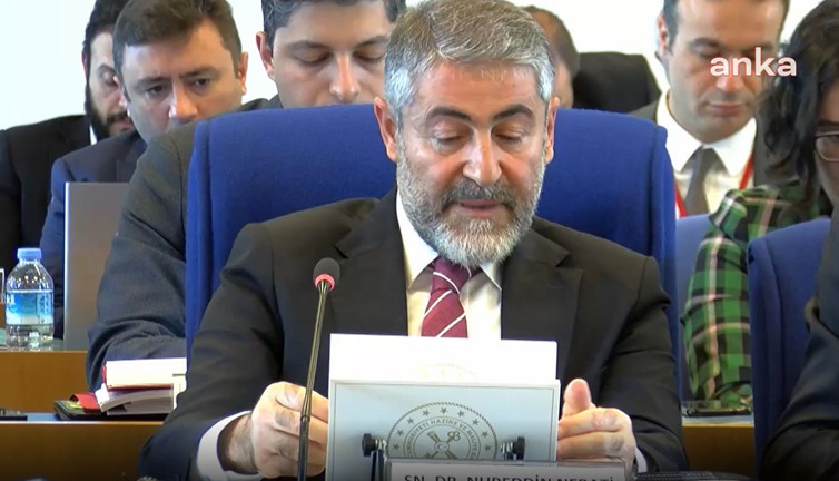 Bakan Nureddin Nebati'ye Meclis'te büyük tepki. Pankartlarla protesto ettiler