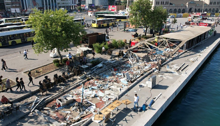 İBB Üsküdar Salacak ile Kadıköy sahillerindeki kaçak büfeleri yıktı