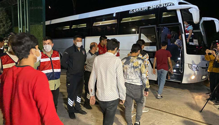 Kocaeli'de 136 düzensiz göçmen ülkesine gönderildi