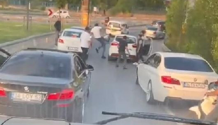 Trafikte tekmeli kemerli kavga kamerada