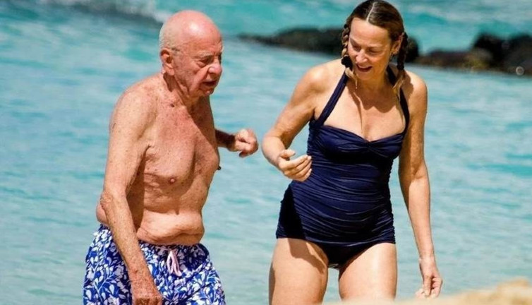 91 yaşındaki ünlü zengin boşanıyor. Ünlü gitaristin eski karısıyla evlenmişti