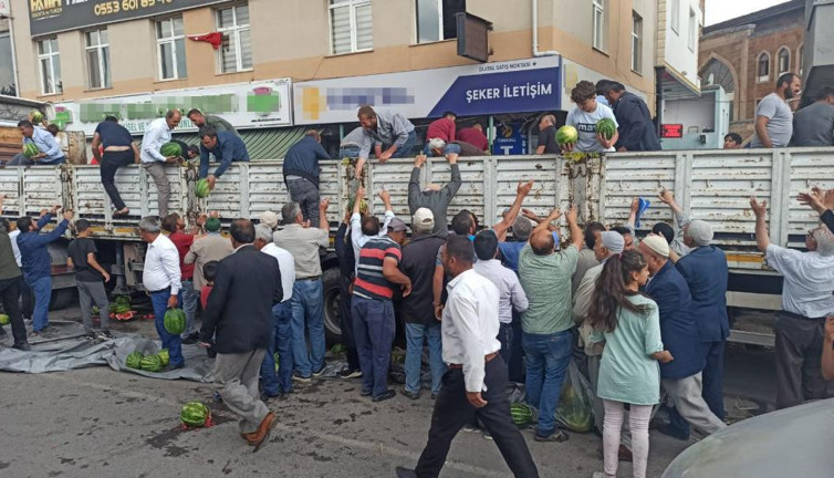 Bitlis'te bedava karpuza hücum. 30 ton 1 saatte tükendi