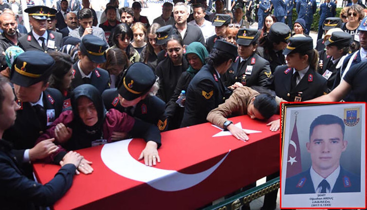 Şehit oğlunu asker selamıyla uğurlayan anne: Hakkımı sana helal ettim