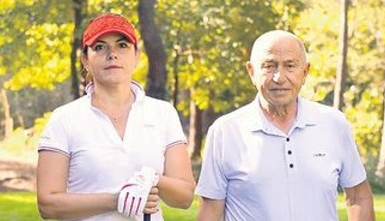 Nihat Özdemir 22 yaş küçük sevgilisiyle evleniyor. Herkes 22 yaş küçük gelinin ne iş yaptığını merak ediyor. Aşk golf sahasında başladı
