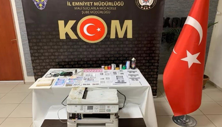 İzmir'de bir eve sahte belge operasyonu