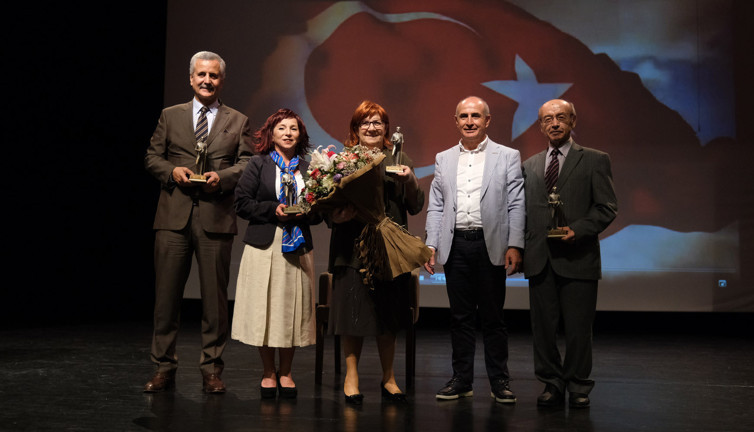 'Zamansız Kadınlar' tiyatral gösterisinde