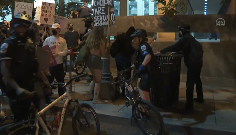 ABD'de kürtaj yasasını protesto edenlerle polis karşı karşıya geldi