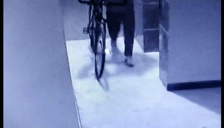 Apartman garajındaki bisikleti çalıp kayıplara karıştı