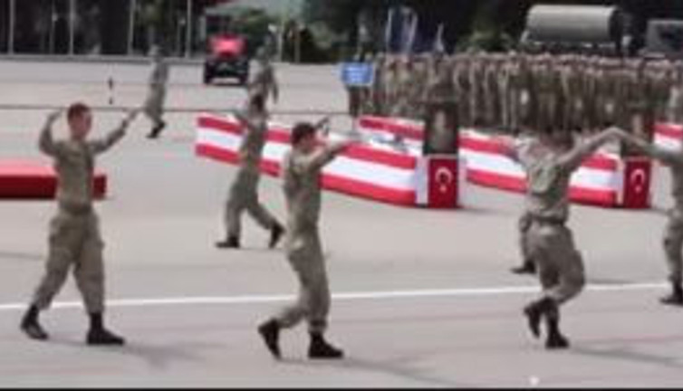 Sizi yaradana kurban oluruz. Atalarının izindeki Mehmetçikler Yemin Töreninde Zeybek oynadı