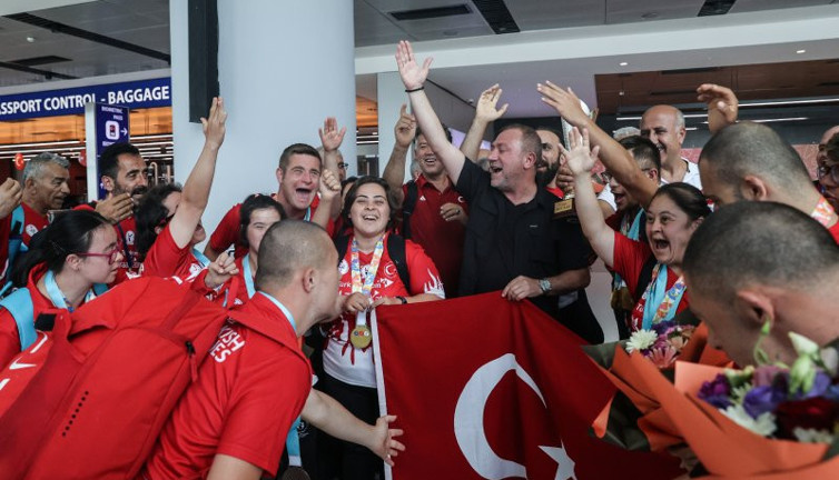 Özel sporcular yurda döndü. Takım halinde dünya şampiyonu oldular