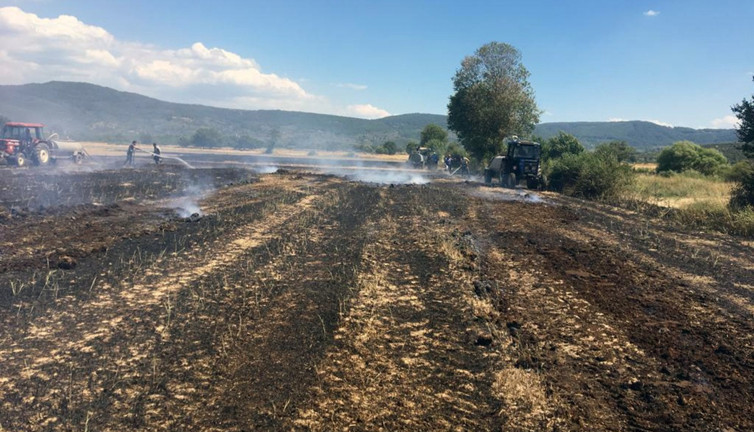 Saman basma makinesi tarlayı yaktı