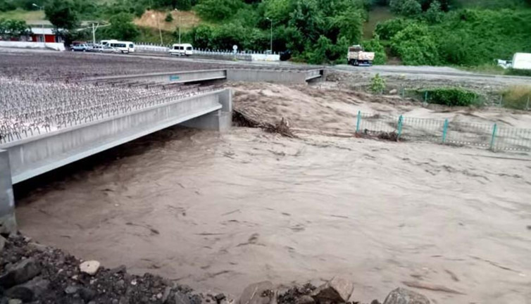 Kastamonu'da iki köprü çöktü. Vatandaşlara ''dükkan açmayın, üst katlara çıkın uyarısı'' yapılıyor