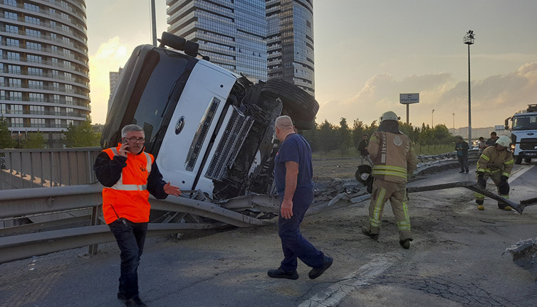 Emniyet şeridindeki İETT otobüsüne çarpan kamyon devrildi