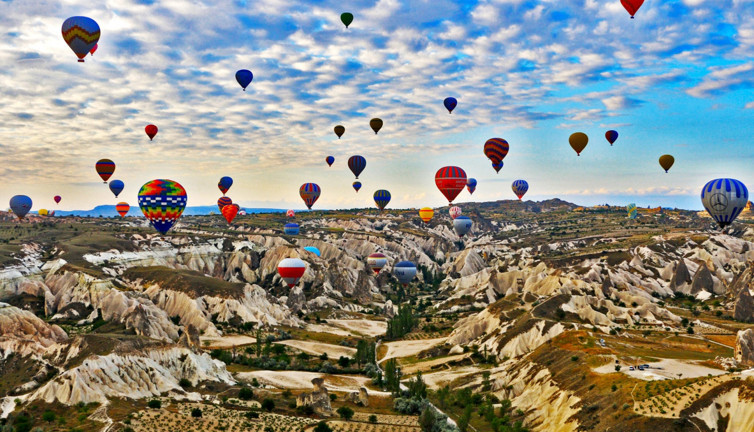 Nevşehir'de Türkler izliyor, Yabancılar uçuyor. 45 dakikalık balon turu 190 Euro