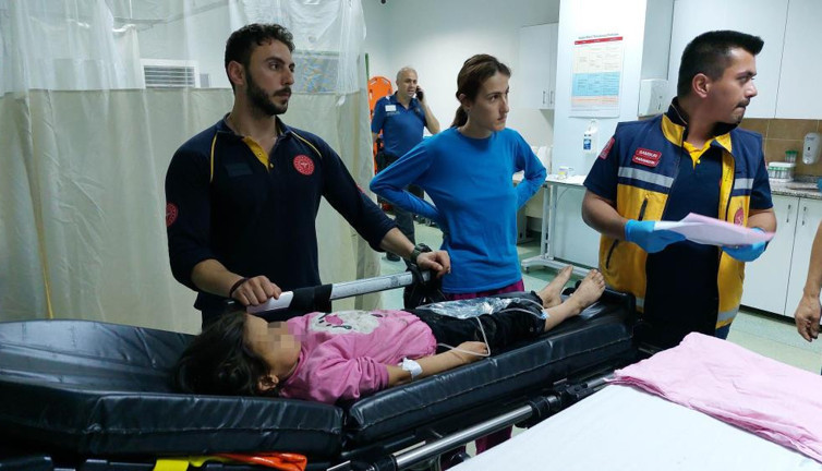 Oyun oynayan çocuğu yılan soktu