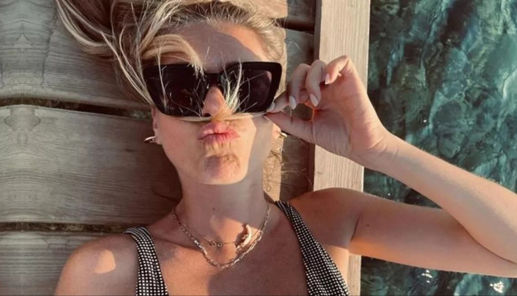 Aslı Enver, bikinisiyle iskeleye uzandı, peş peşe poz verdi!