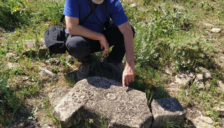 Varto ve Kiğı dağlarında büyük buluş: Varto'da Lolan Aşiretinin Köyünde döşünde ay-yıldız olan koç başlı mezar taşı Türkistan'da Lolan şehri ve mezarda mumyası bulunan Türk Prensesi Lolan
