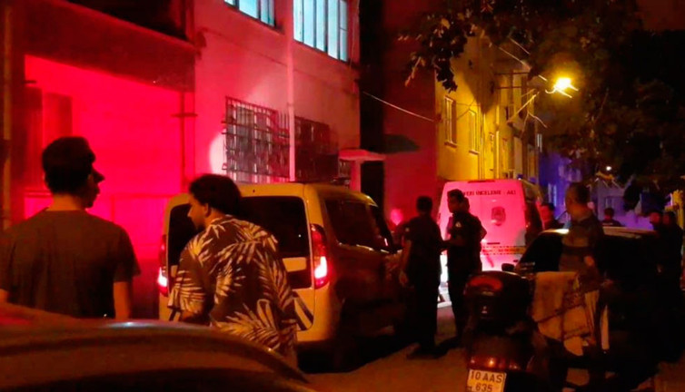 Yengesinin üzerine kuma getirmek isteyen abisini bıçakla öldürdü