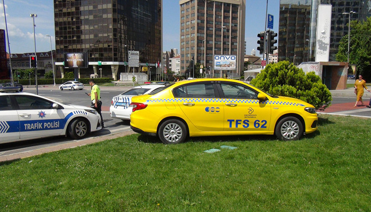 Kalp krizi geçiren taksiciden faciayı önleyen hamle! Araçtan çıktı, yardım isteyip yere yığıldı…