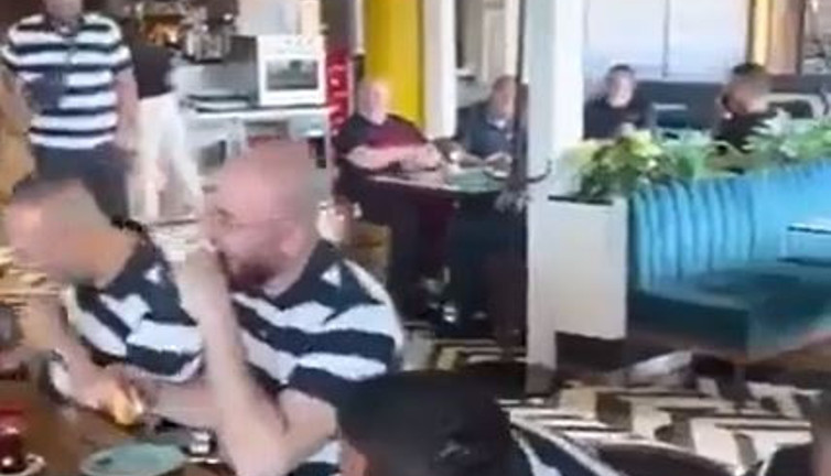 Kocalarını tuzağa düşürdüler. Sonra da karşılarına geçip kıkır kıkır güldüler. Adamları Dalton Kardeşler yaptılar.