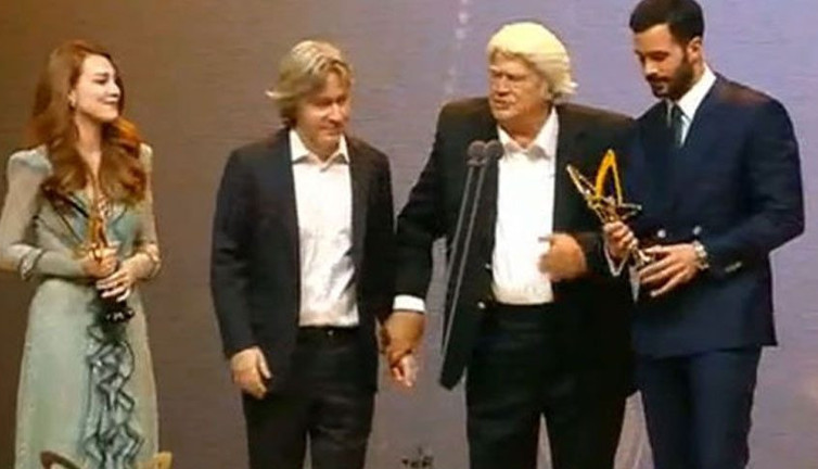 Ödül alırken Atatürkçüyüz dedikleri için yandaş medya Cüneyt Arkın ve oğlunu günlerce linç etmişti