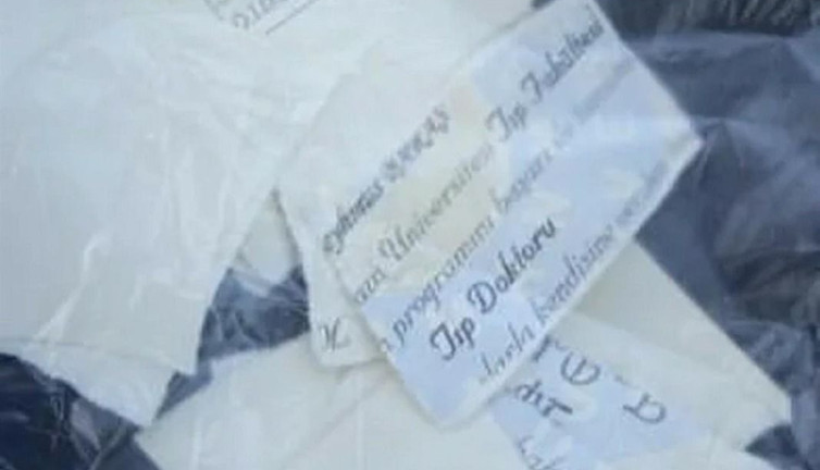 Doktorlara saldıranlara da idam cezası verilsin. Darp edilen doktor diplomasını yırtarak istifa etti