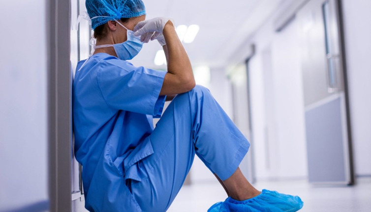 Sağlık çalışanı ameliyathanede kendini astı! Geçimsizlik nedeniyle mısır satıyordu