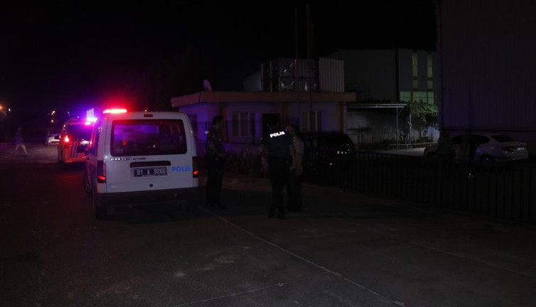 Karısının işyerini bastı 1 kişiyi rehin aldı araya giren kişiyi öldürdü