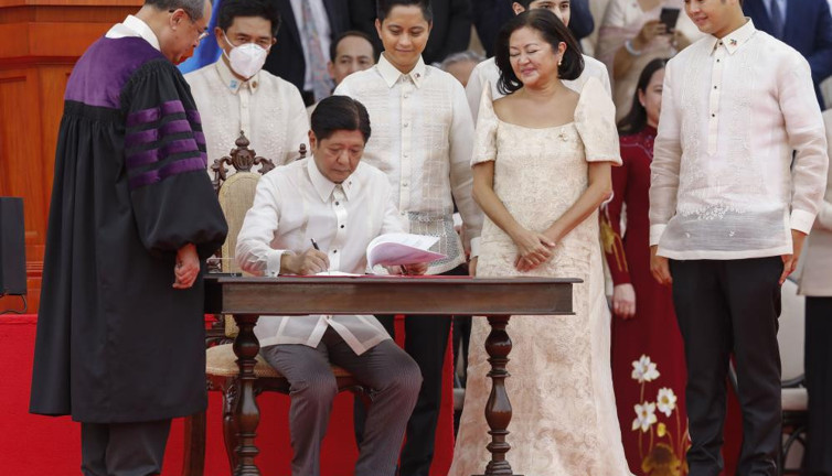 Diktatörün oğlu Filipinler Devlet Başkanı Marcos göreve başladı