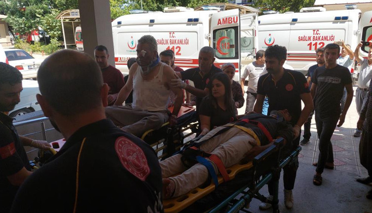 4 kişi traktörün altında kaldı