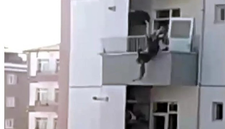 Balkondan atlayan kadını yakaladı. Eli yandı, yine de bırakmadı