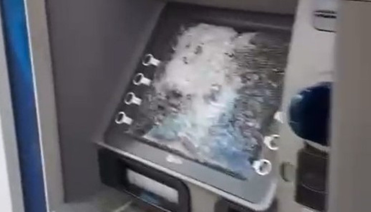 6 ATM’ye çekiçli saldırı