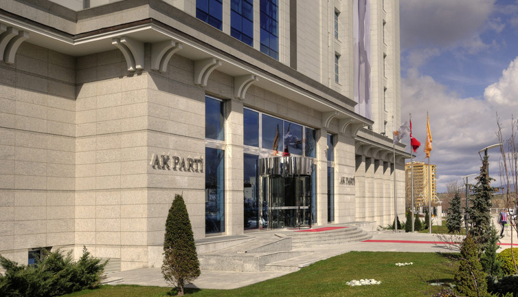 AKP'deki kavga sokağa taştı. Eski vekil yüzüstü yere yatırıldı