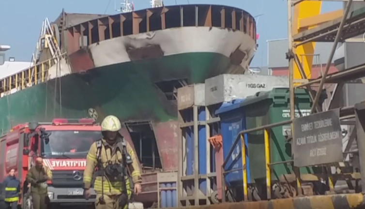 Tuzla'da gemide yangın