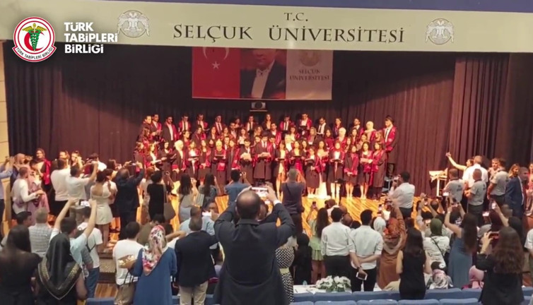 Hekimlik andı sansürlendi. Perdeler indi ışıklar kapatıldı. Ama öğrenciler vazgeçmedi andı okudu