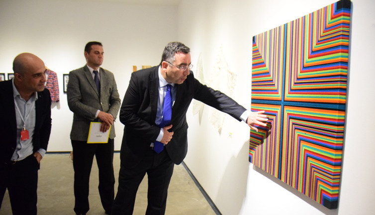 Genç Türk sanatçıların eserlerinin yer aldığı "Yakın Temas" sergisi