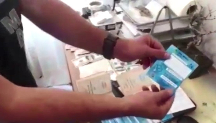 Sahte evrak şebekesi 'Republic' yerine 'Pepublic' yazınca yakalandı