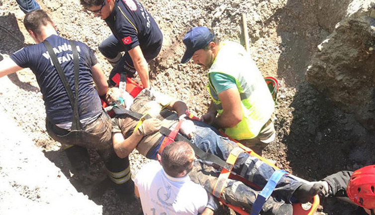 Manisa’da göçük! Mesai arkadaşları elleriyle toprak kazdı…