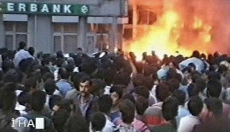 29 yıldır sönmeyen yangın: Madımak Katliamı. Kalbin varsa türkü yakarsın kalbin yoksa insan