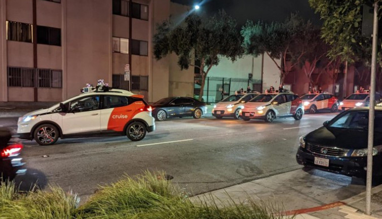 Robot taksiler yol kapattı. Yakıt zamlarını mı protesto ettiler. Acaba istekleri neydi.